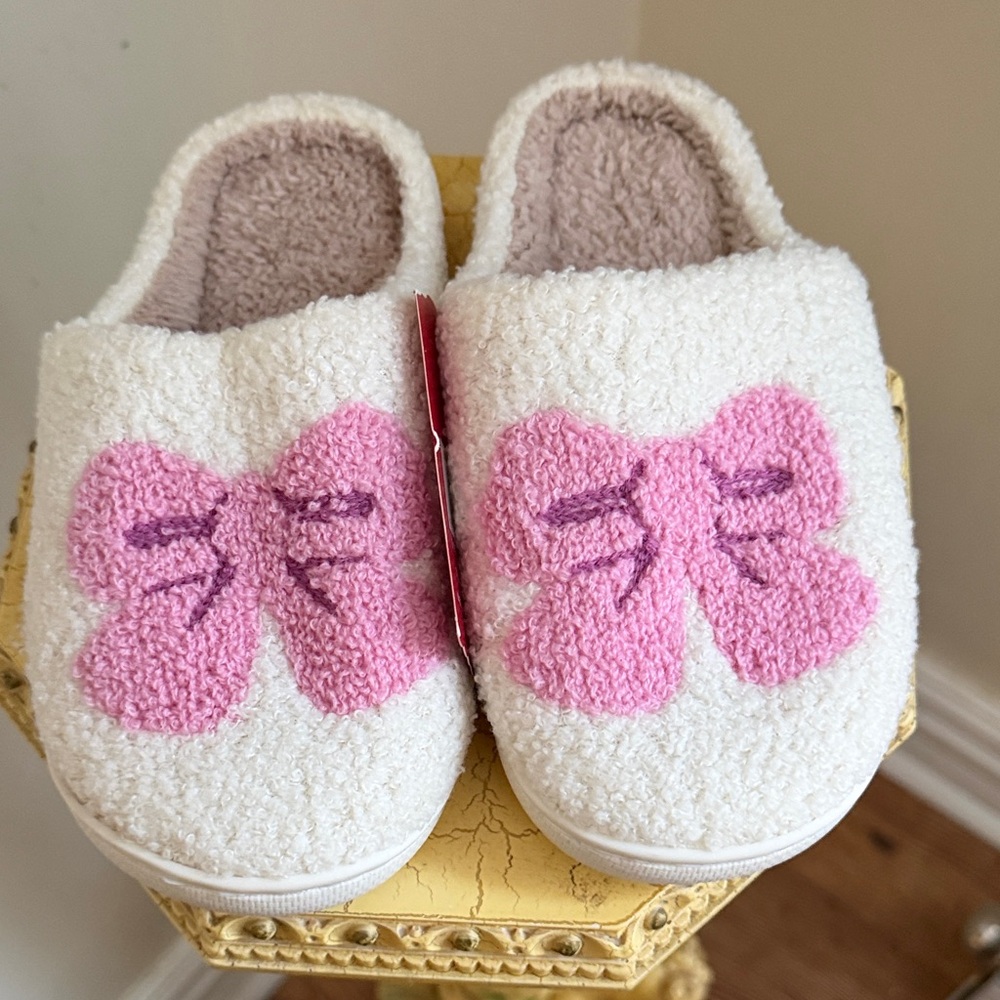 Girls Cozy White Slippers with Pink Bow
NWT